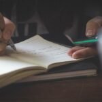 "من الفكرة إلى الإنجاز: رحلتك الاحترافية في كتابة رسائل علمي