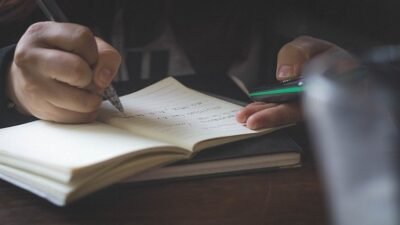 "من الفكرة إلى الإنجاز: رحلتك الاحترافية في كتابة رسائل علمي