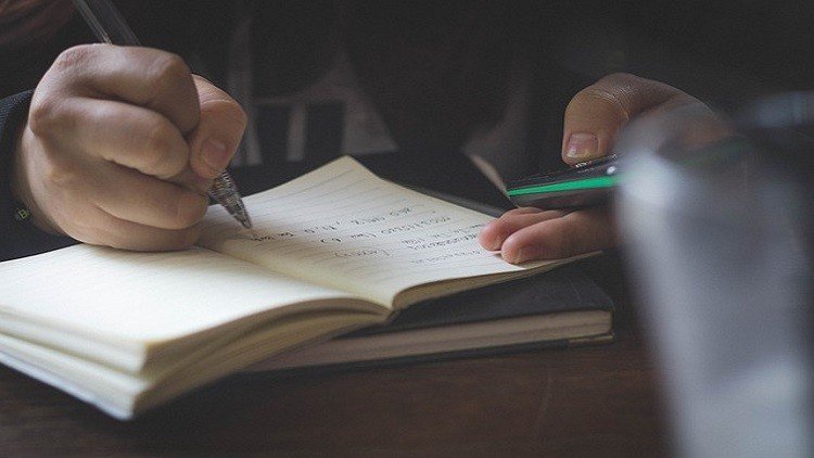 "من الفكرة إلى الإنجاز: رحلتك الاحترافية في كتابة رسائل علمي